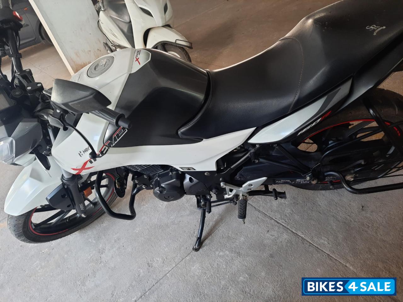 White Hero Xtreme 160R BS6