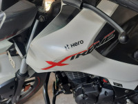 White Hero Xtreme 160R BS6