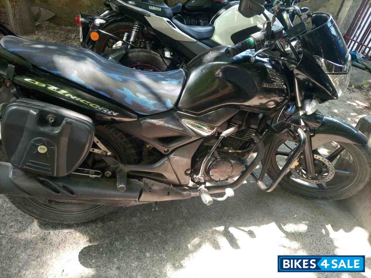 Pearl Black Honda CB Unicorn