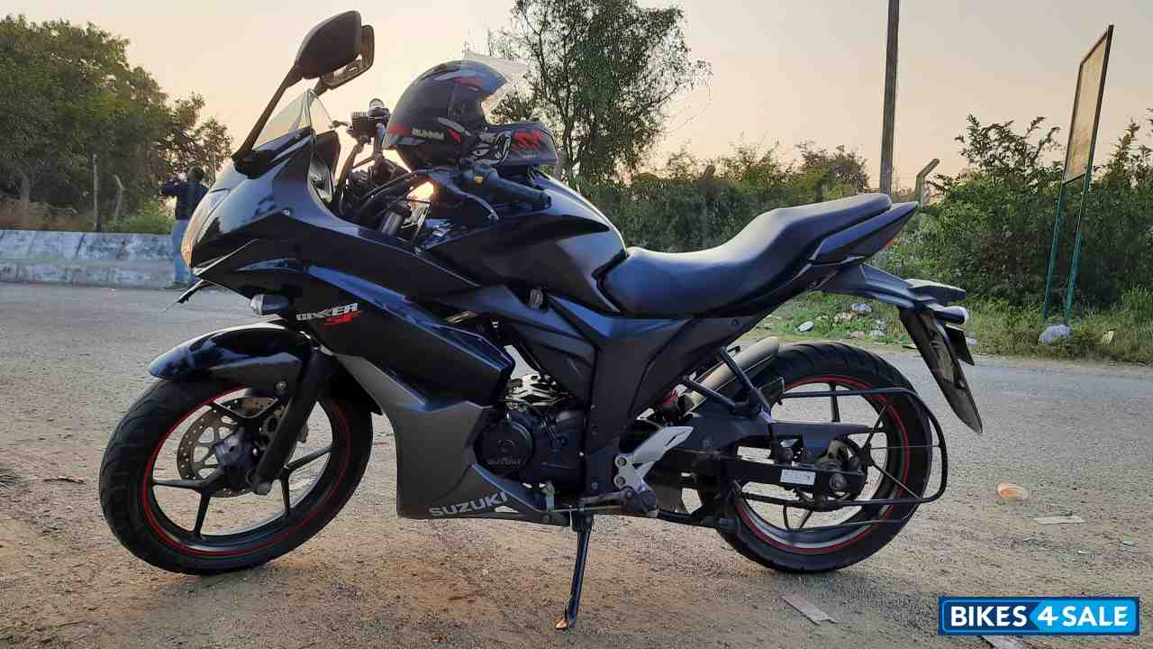Black Suzuki Gixxer SF