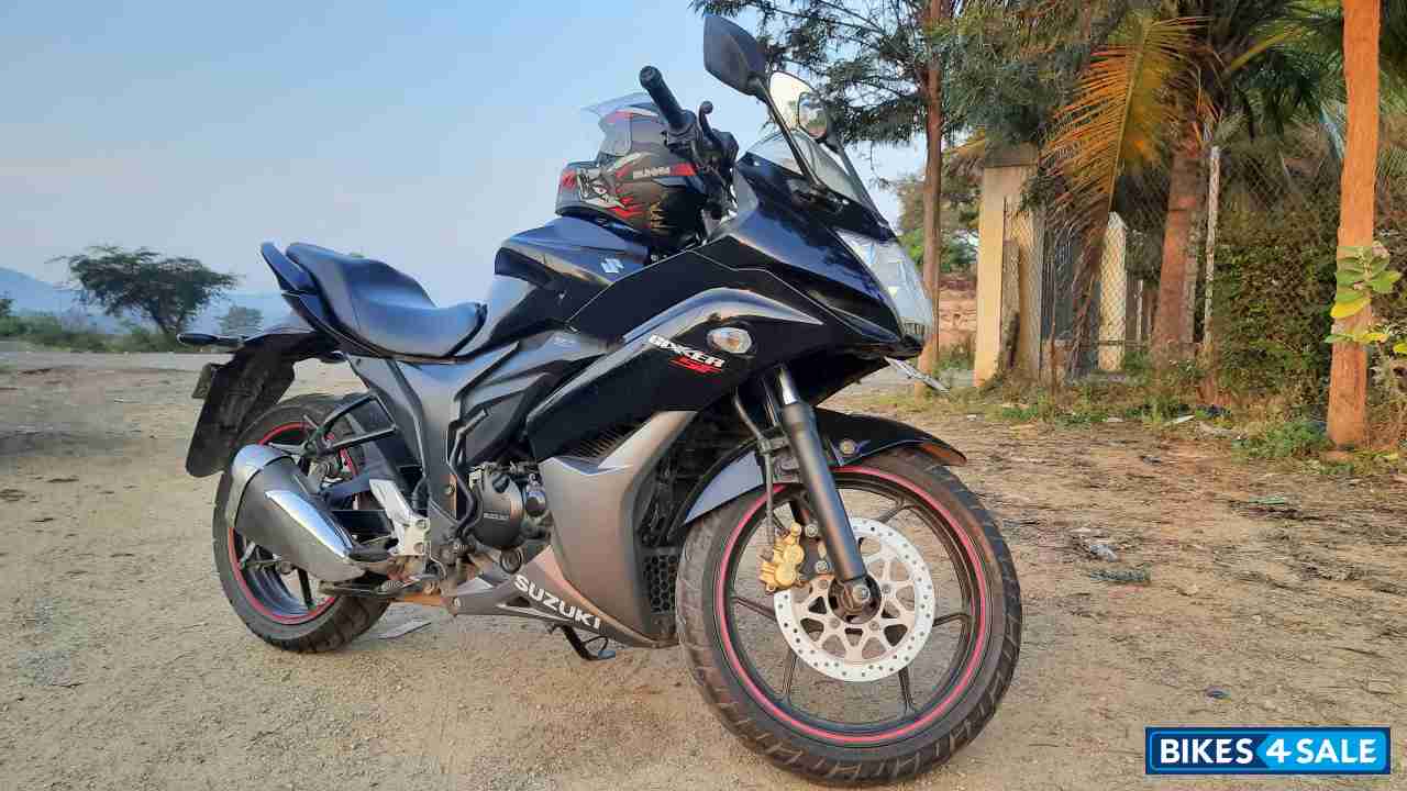 Black Suzuki Gixxer SF