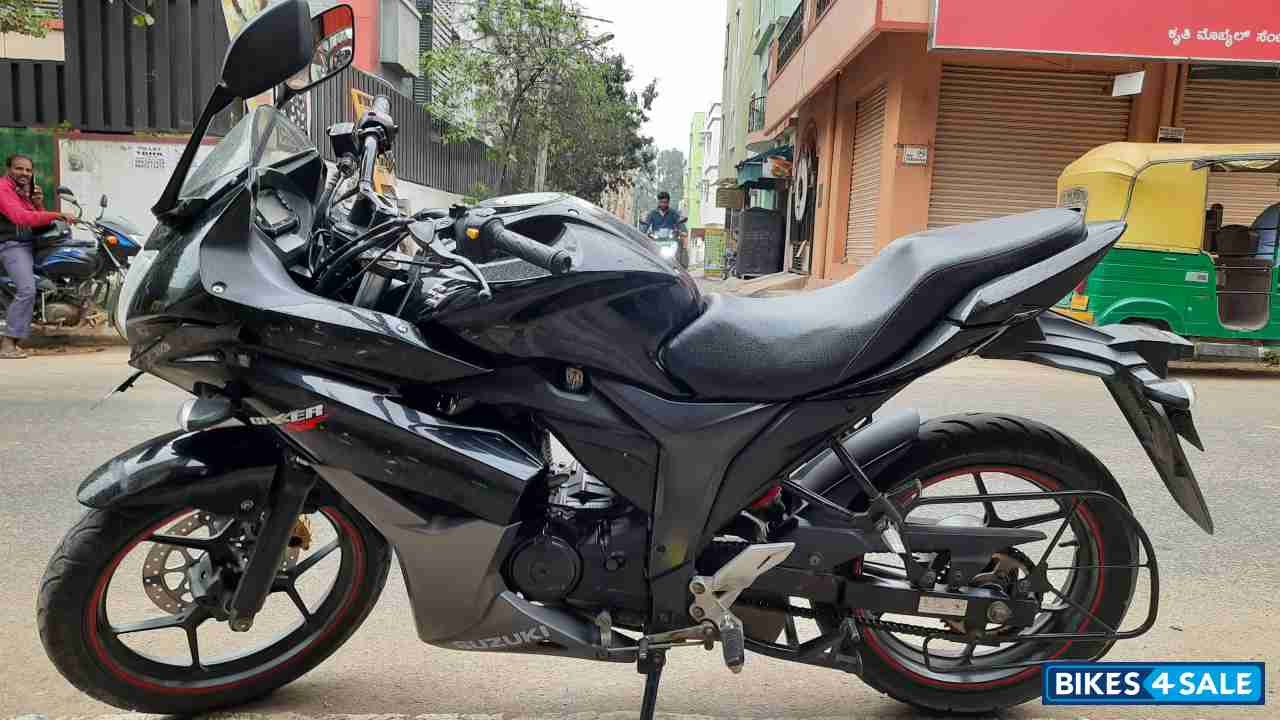 Black Suzuki Gixxer SF