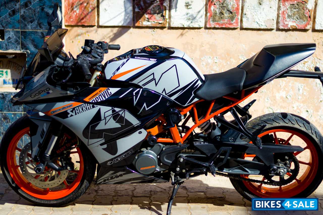 Black KTM RC 200