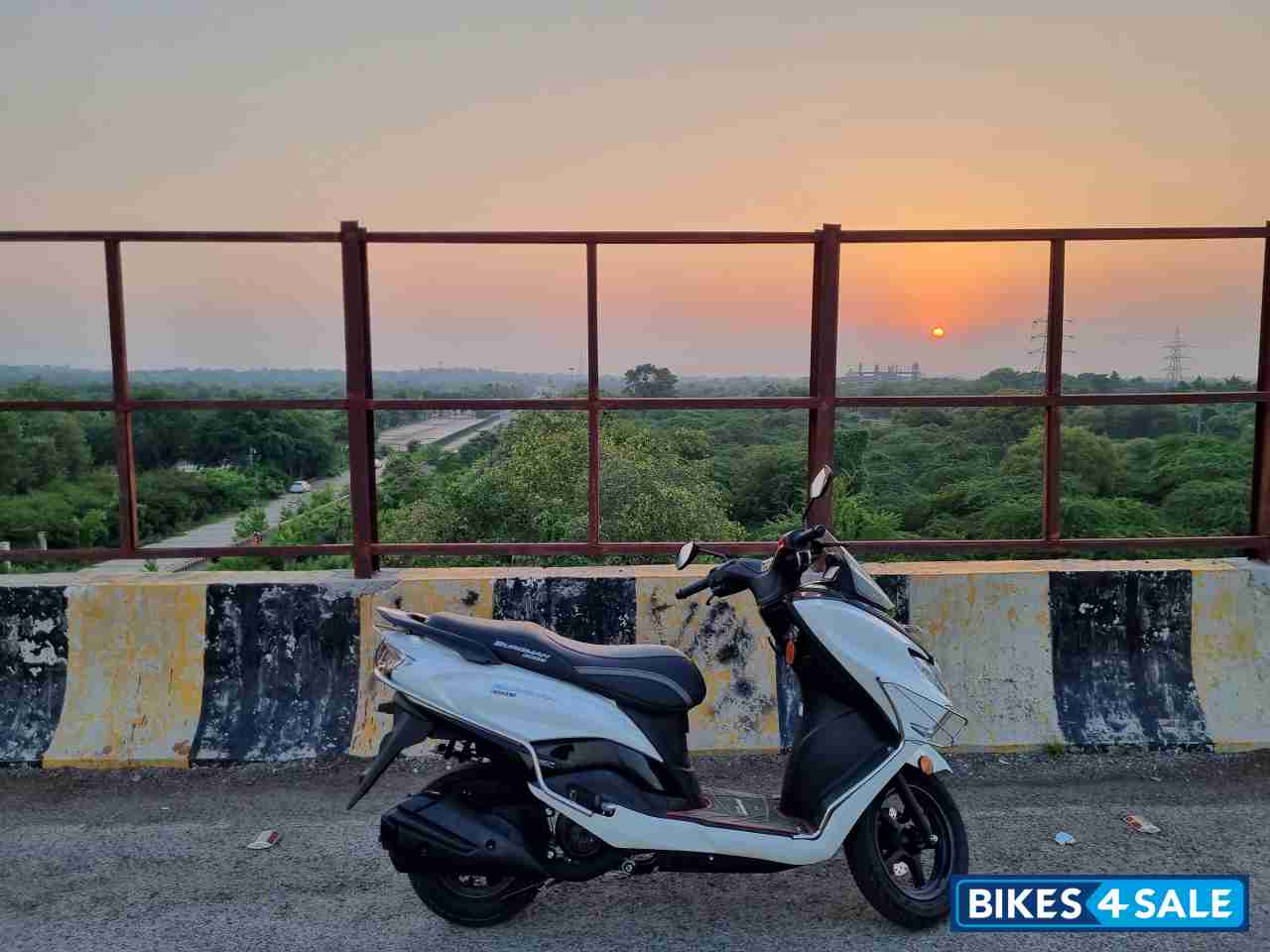 White Suzuki Burgman Street BS6 White Suzuki Burgman Street BS6