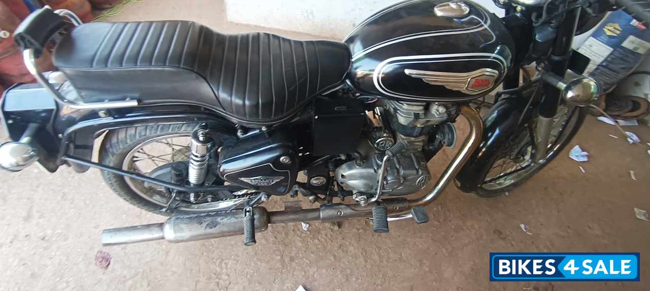 Black Royal Enfield Bullet 500