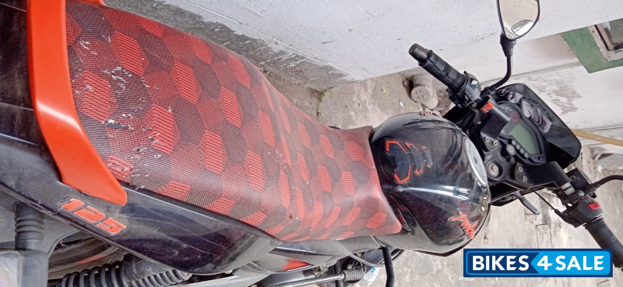 Bajaj Pulsar 125 Neon Disc Single Seat