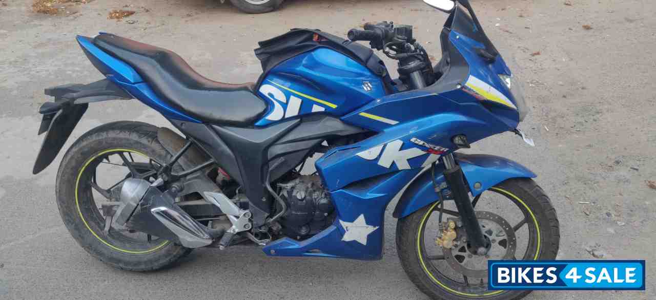 Blue Suzuki Gixxer SF