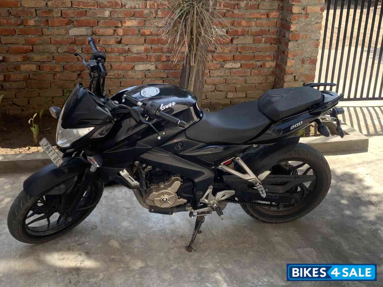 Black Bajaj Pulsar 200 NS