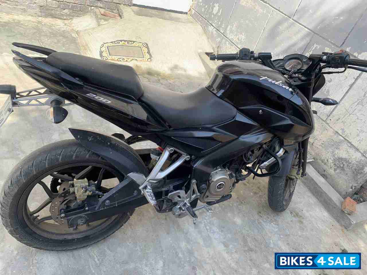 Black Bajaj Pulsar 200 NS