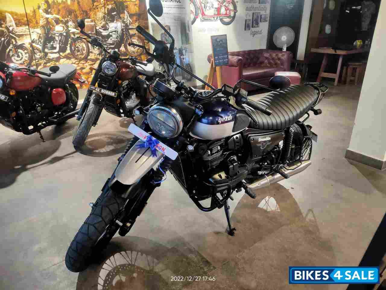 Yezdi Scrambler Dual Tone