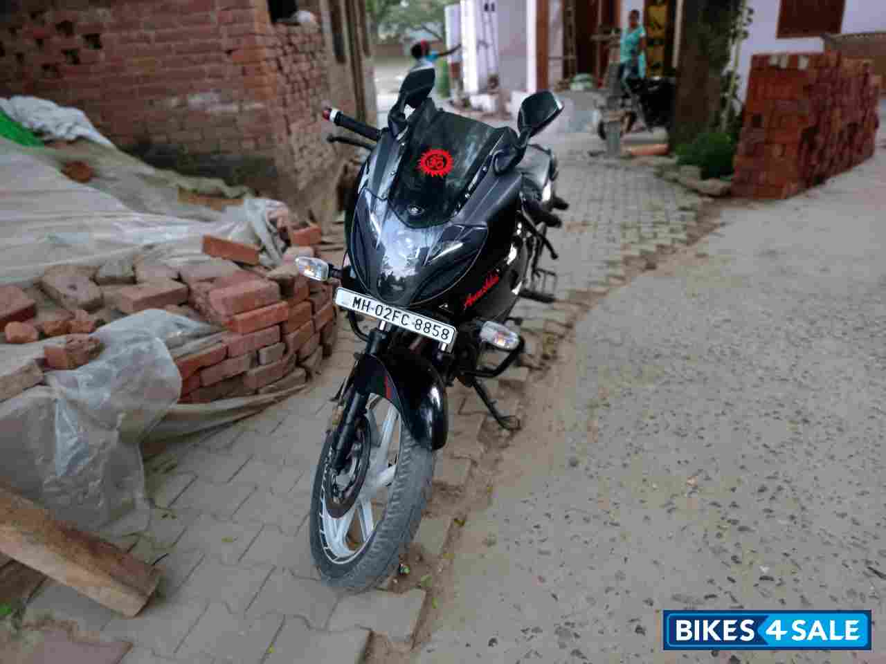 Bajaj Pulsar 220F