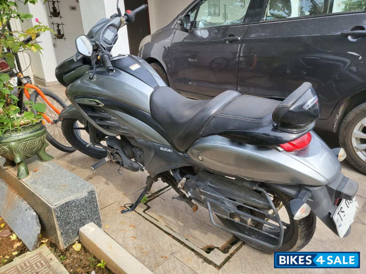 Grey Suzuki Intruder 150