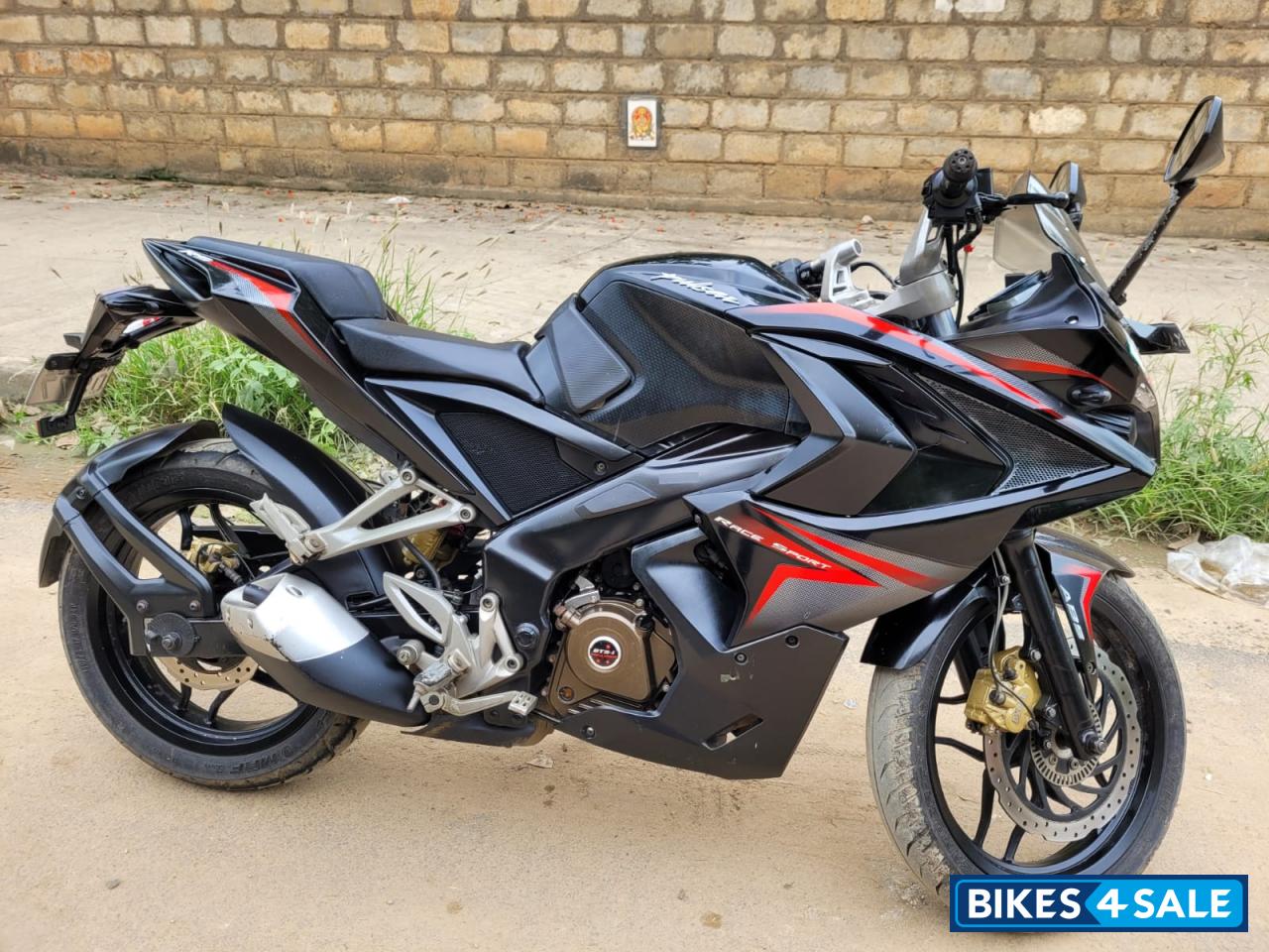 Black Bajaj Pulsar RS 200 ABS