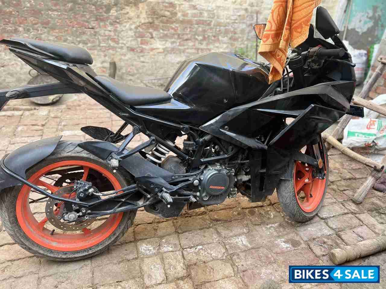 Ebony Black Met KTM RC 200 2022