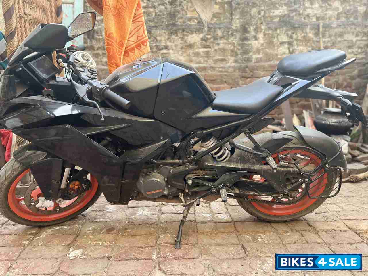 Ebony Black Met KTM RC 200 2022