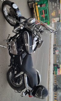 Black Bajaj Avenger Cruise 220