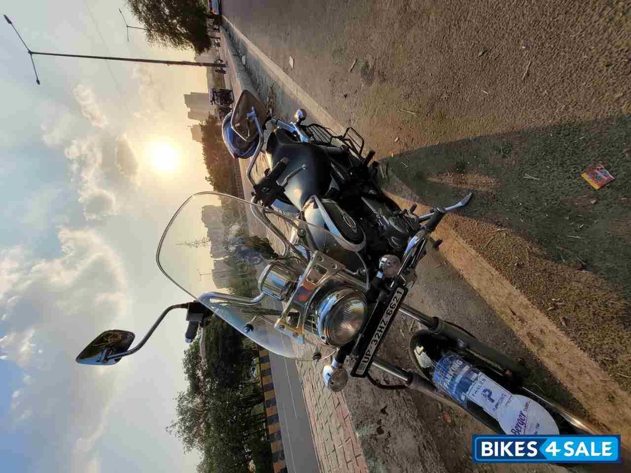 Black Bajaj Avenger Cruise 220