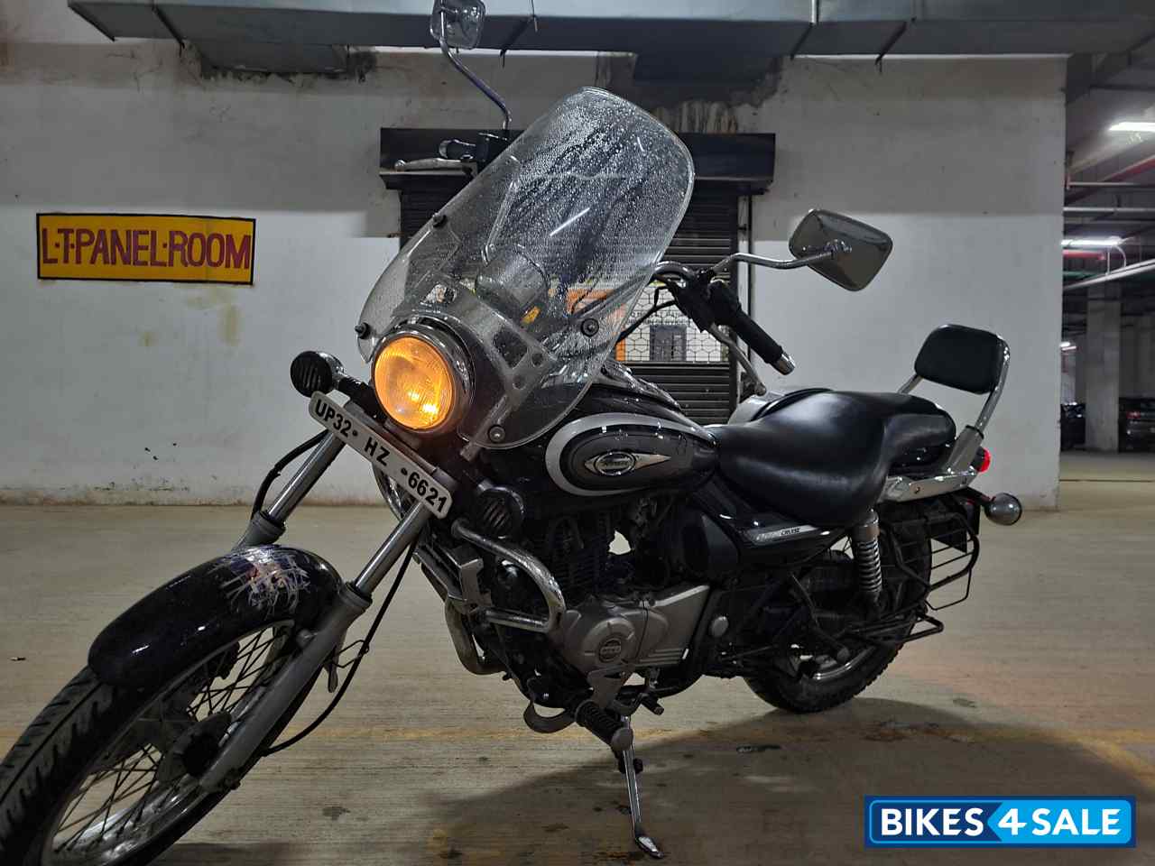 Black Bajaj Avenger Cruise 220