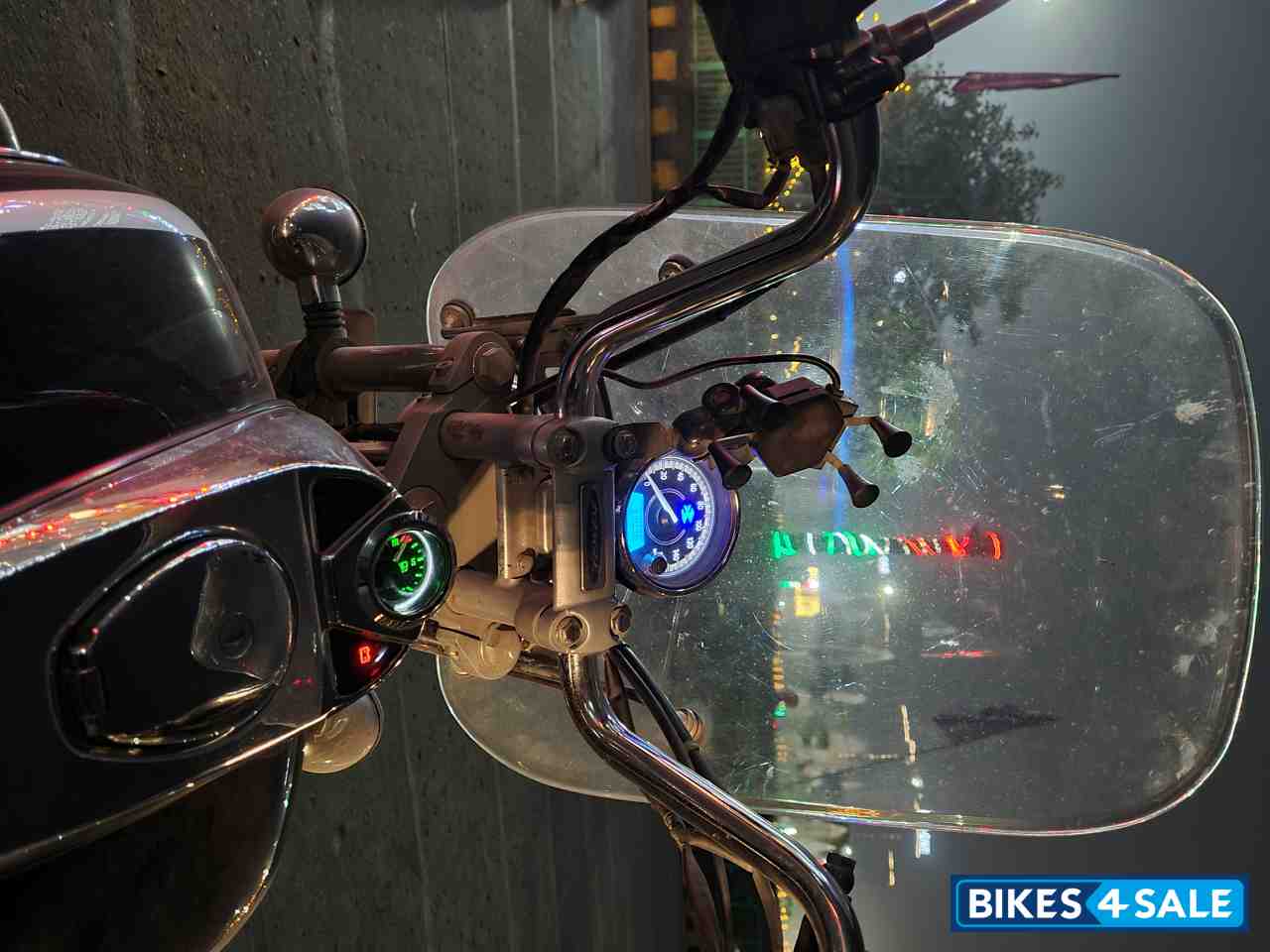 Black Bajaj Avenger Cruise 220