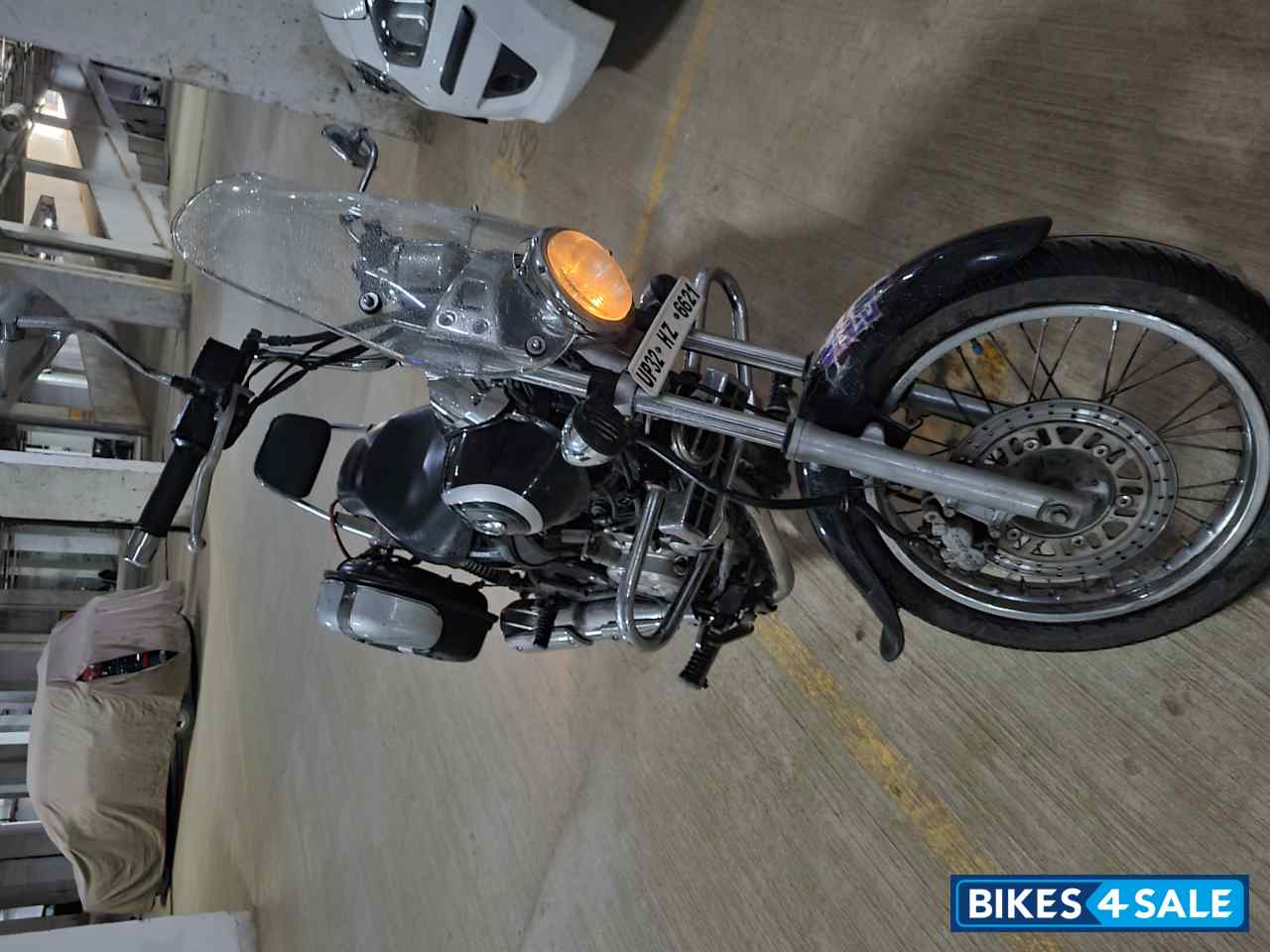 Black Bajaj Avenger Cruise 220