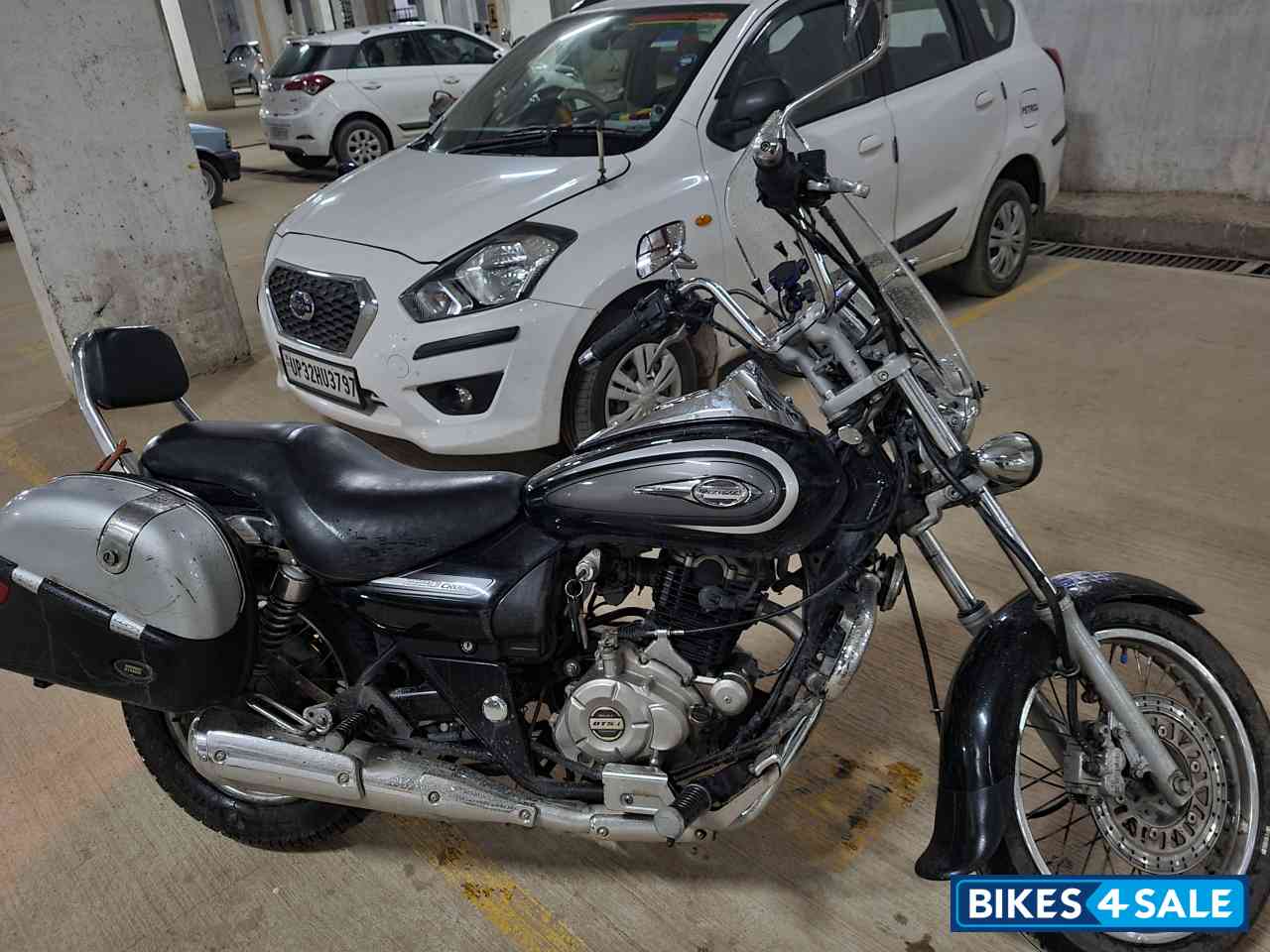 Black Bajaj Avenger Cruise 220