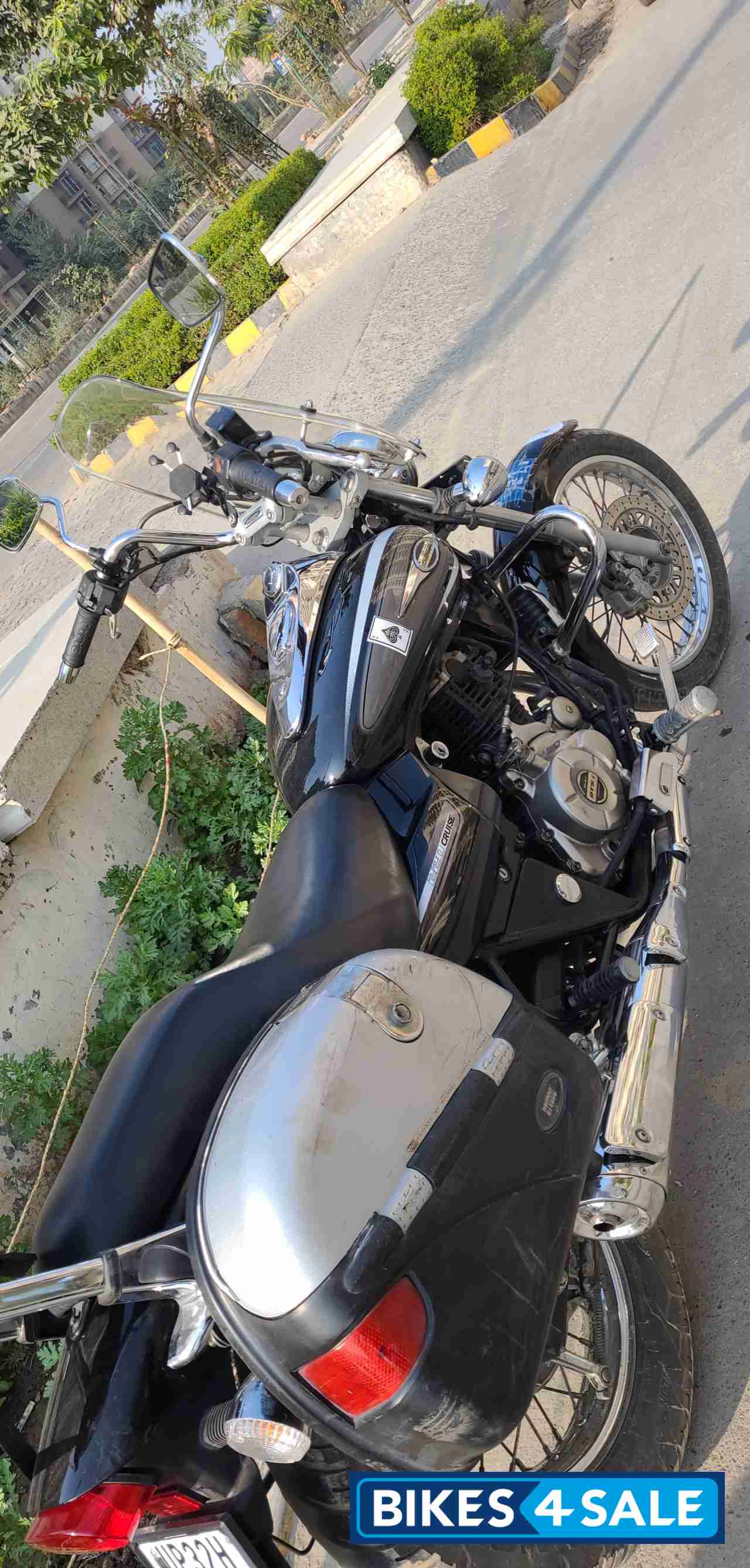 Black Bajaj Avenger Cruise 220