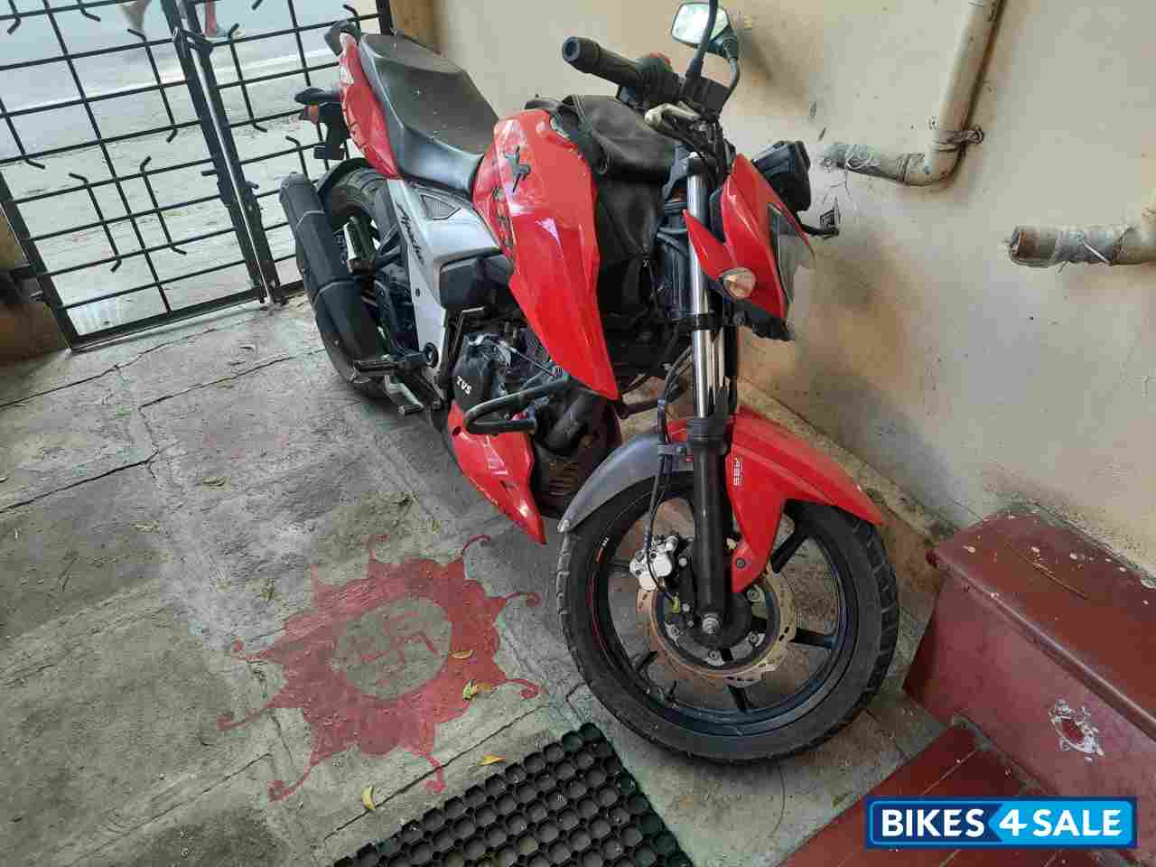Red TVS Apache RTR 160 4V