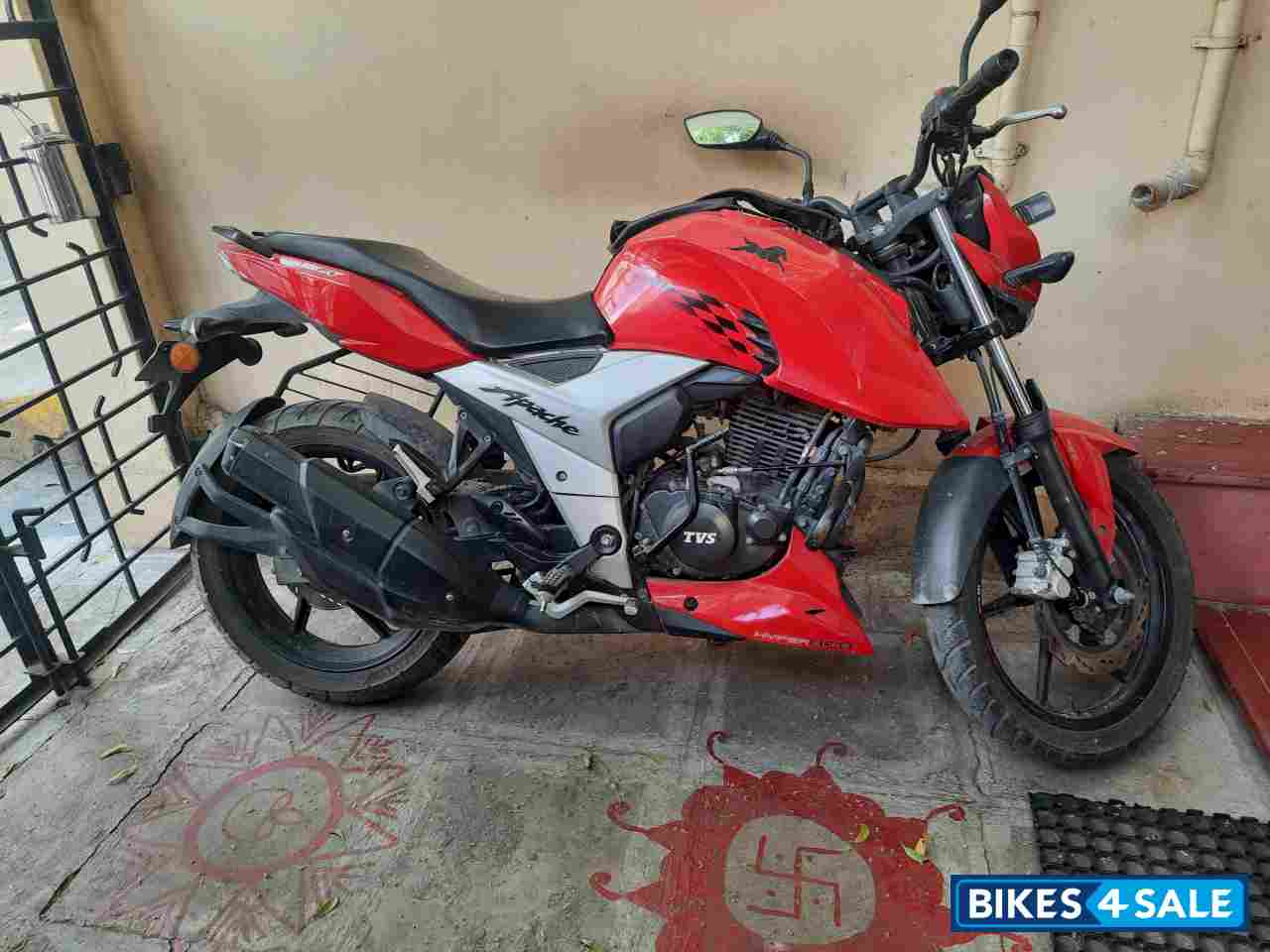 Red TVS Apache RTR 160 4V