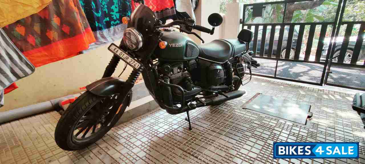 Yezdi Roadster Dual Tone