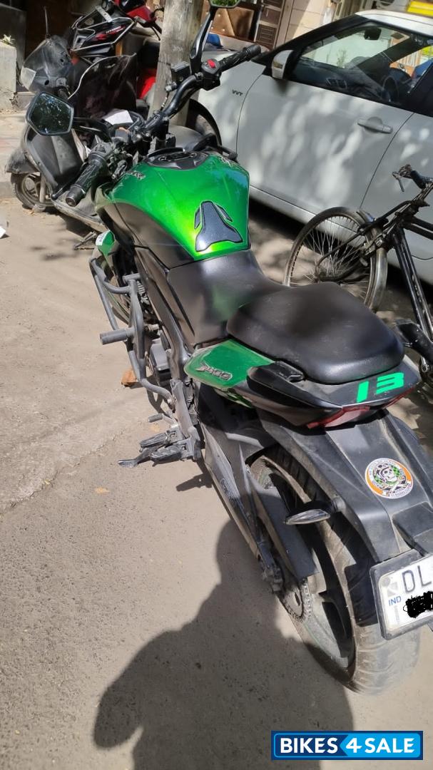 Green Bajaj Dominar 400 Disc