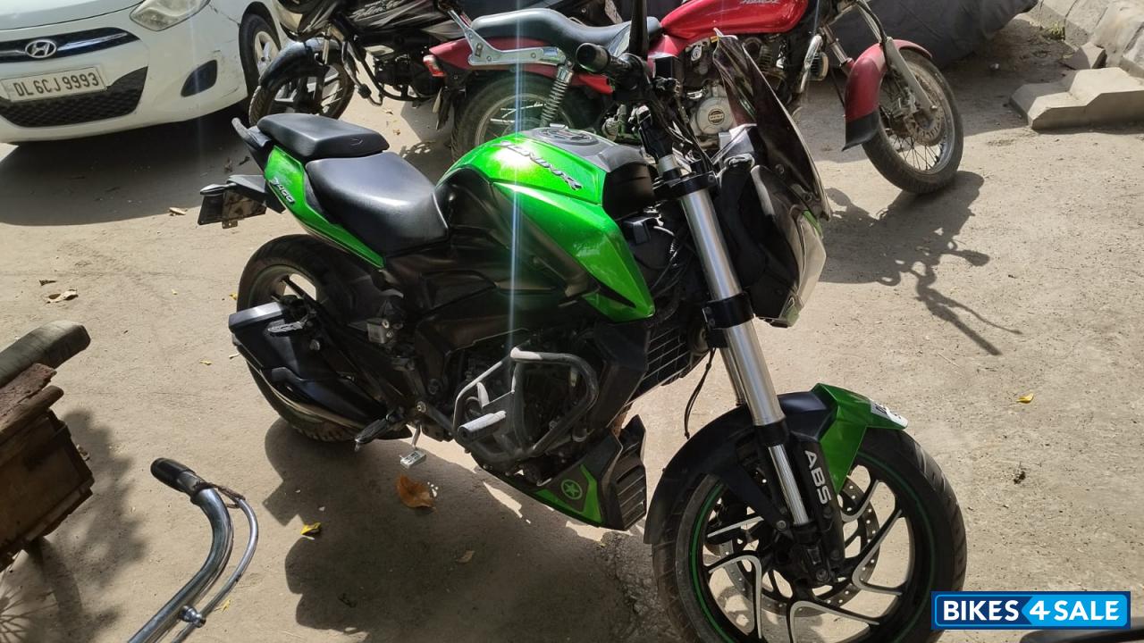 Green Bajaj Dominar 400 Disc