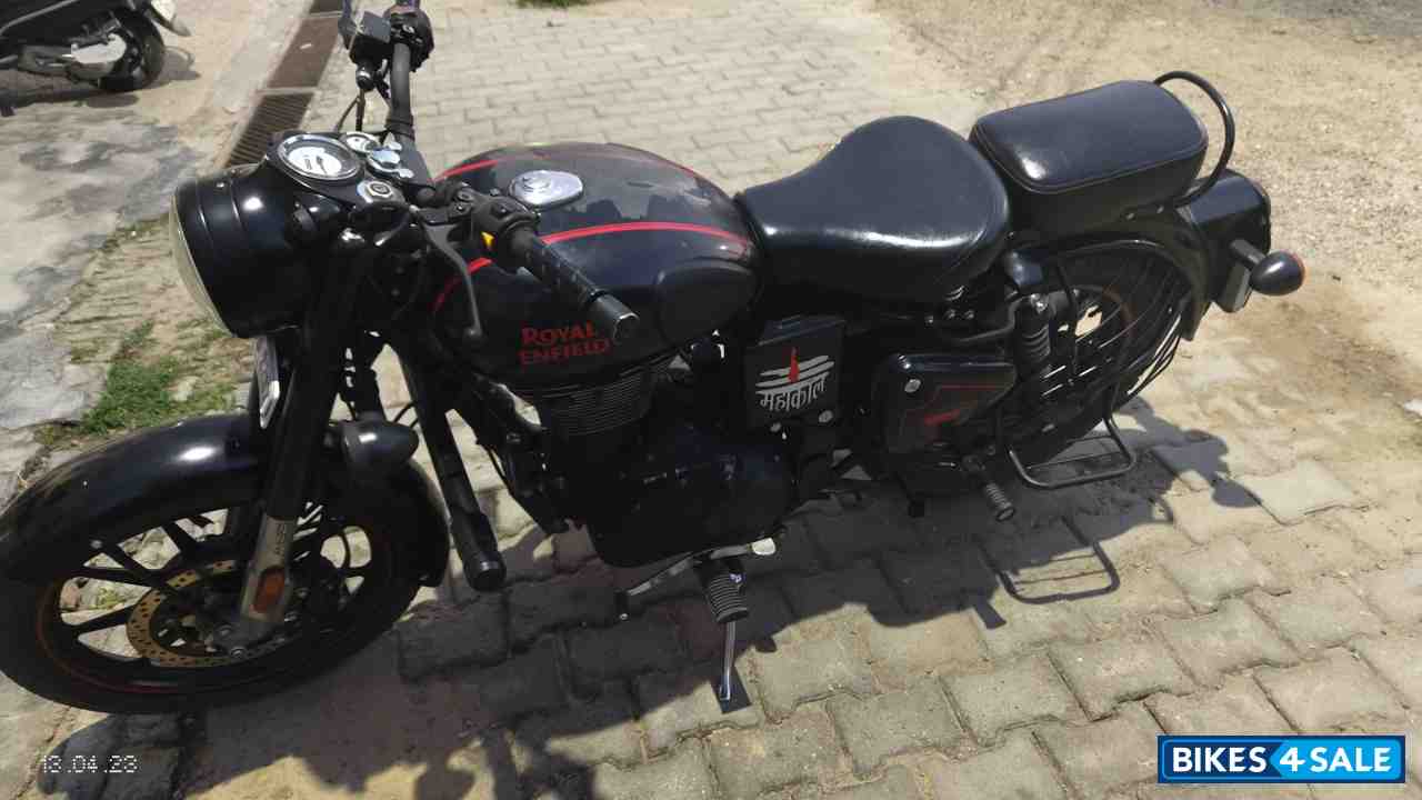 Stealth Black Royal Enfield Classic 350 BS VI