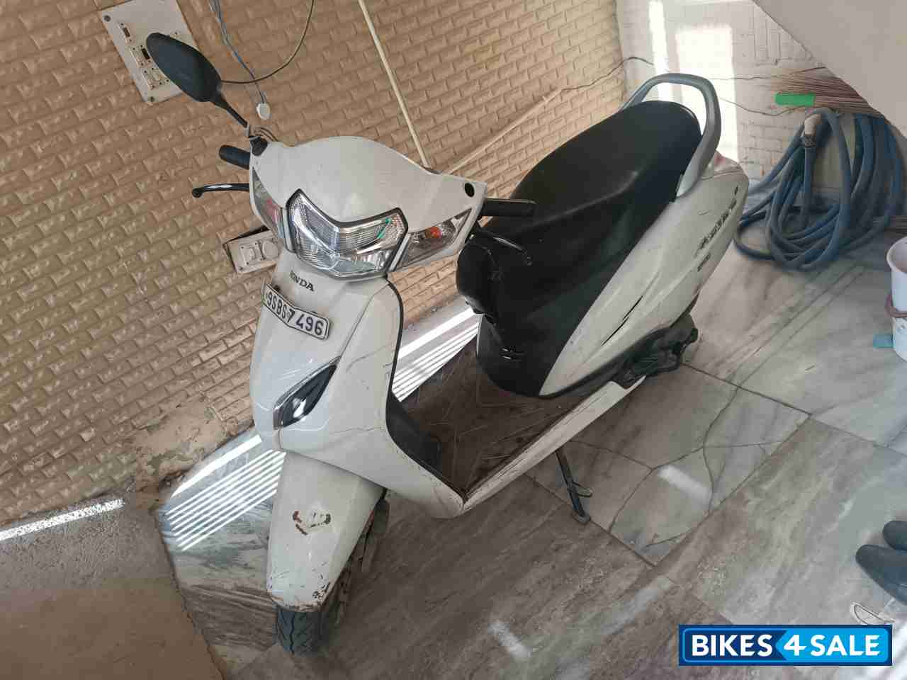 White Honda Activa 5G