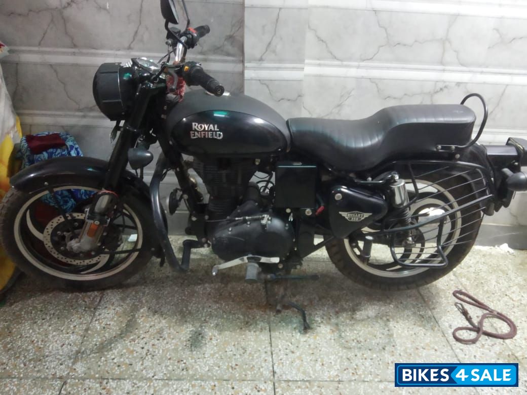 Jet Black Royal Enfield Bullet 350 ES BS6