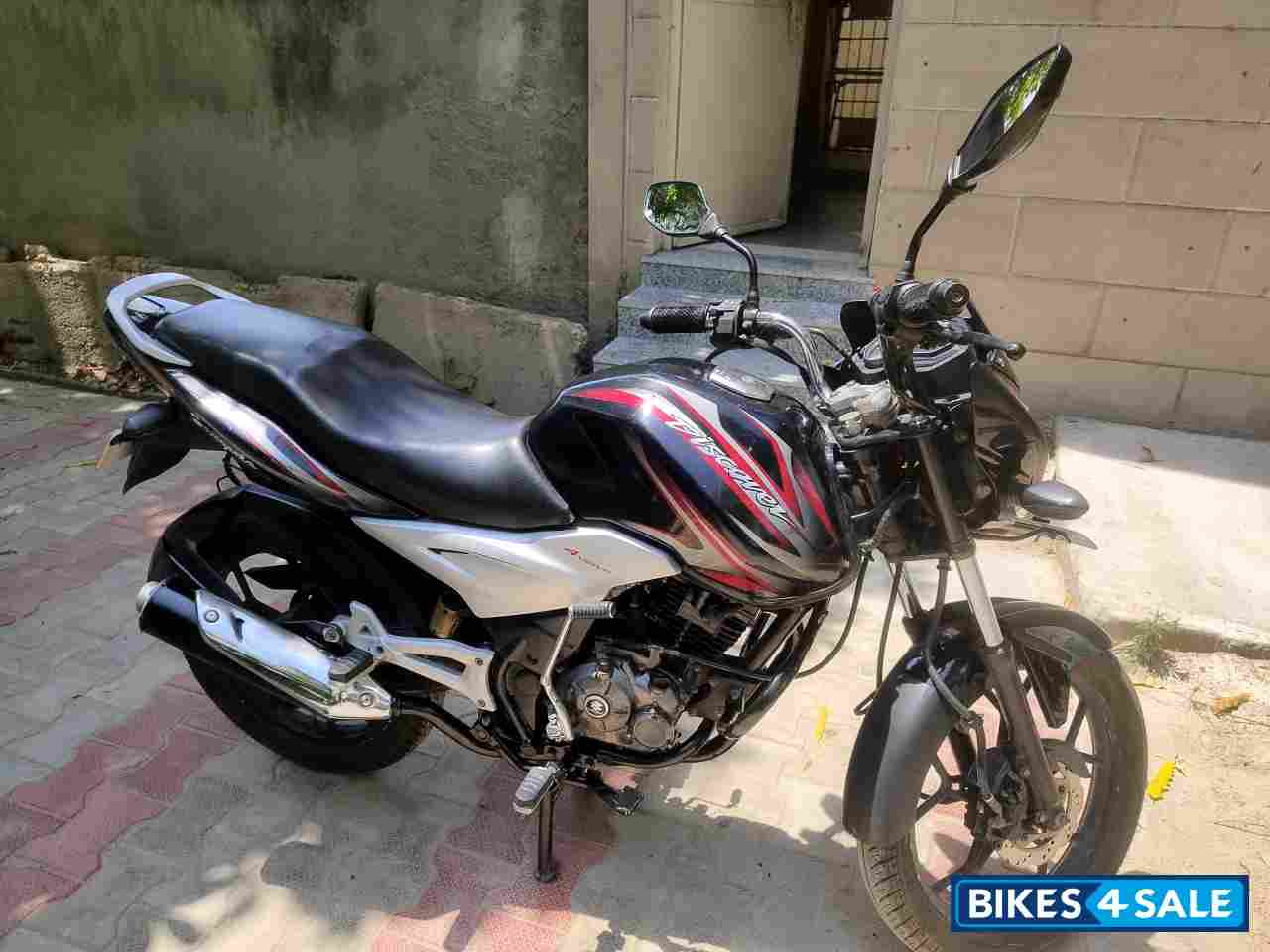 Black Bajaj Discover 125