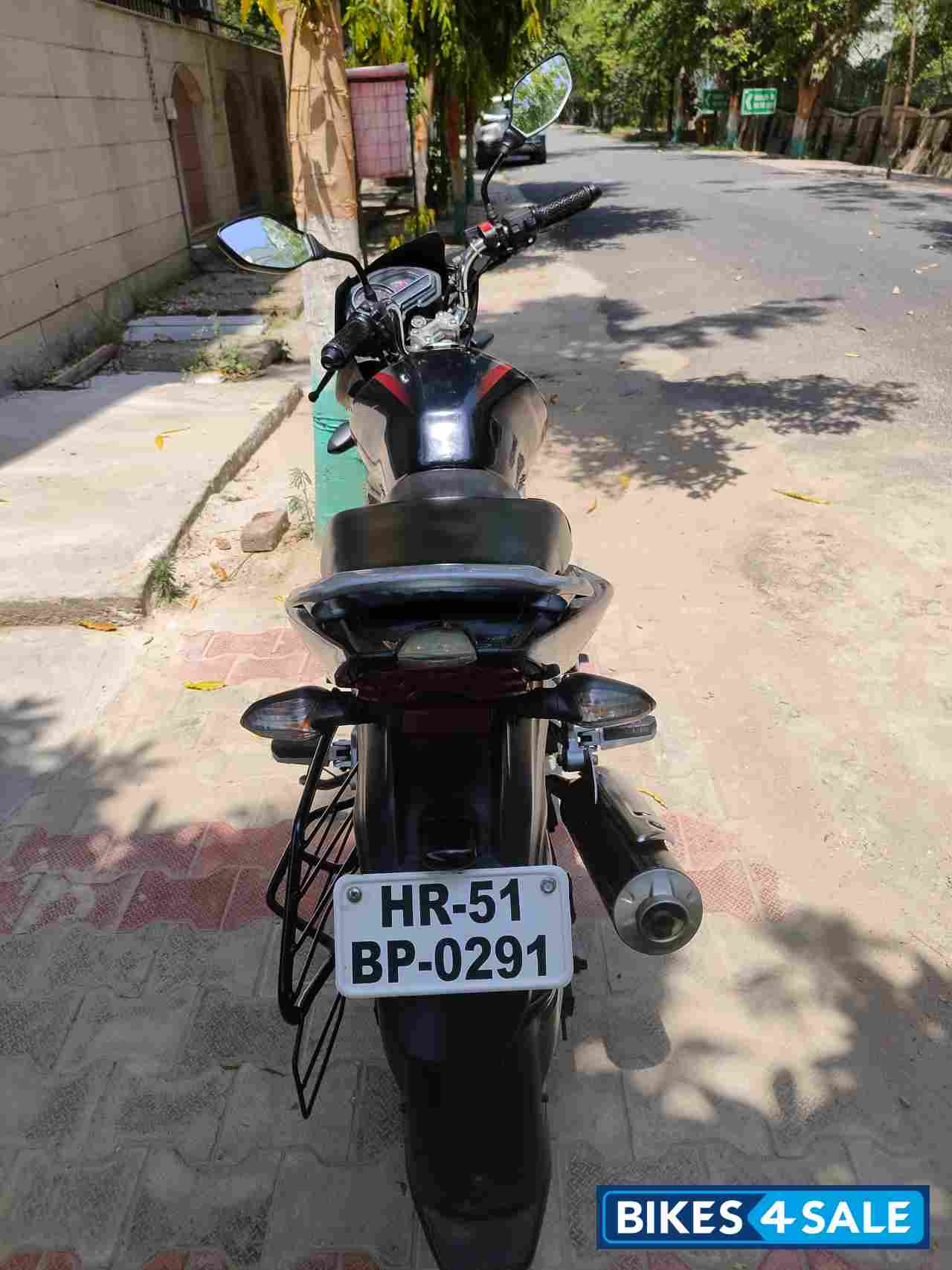 Black Bajaj Discover 125