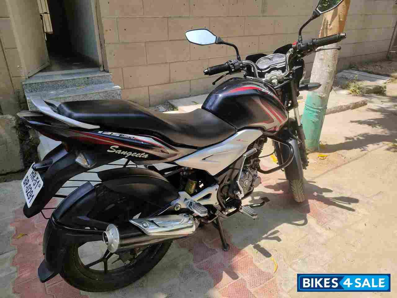 Black Bajaj Discover 125