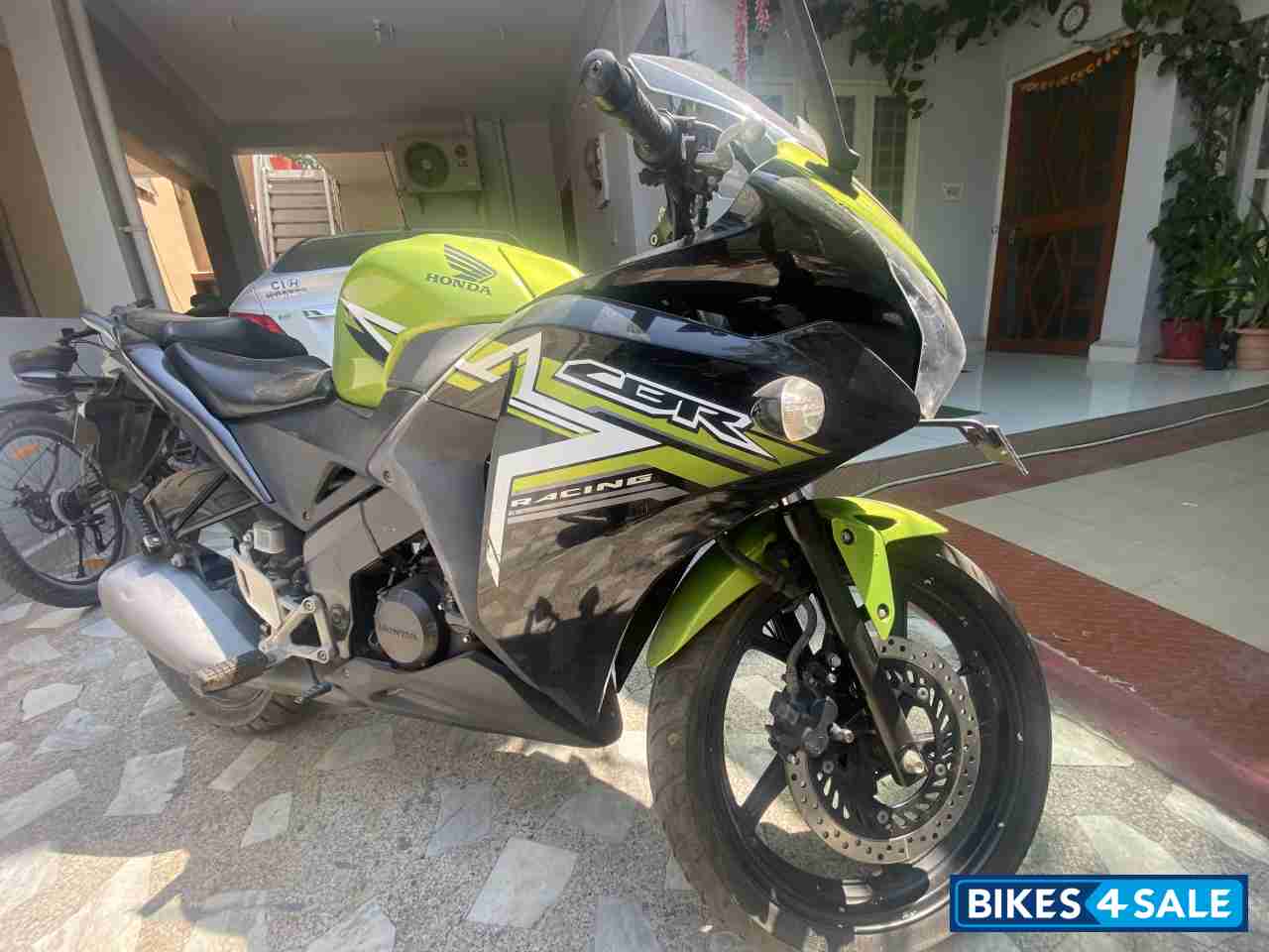 Green/black Honda CBR 150R