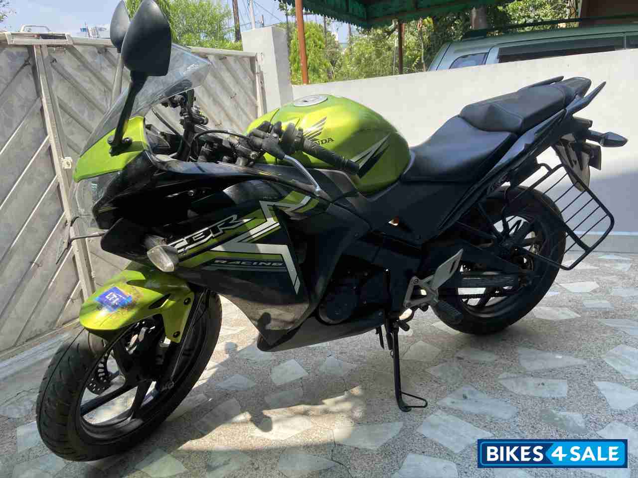 Green/black Honda CBR 150R Green/black Honda CBR 150R