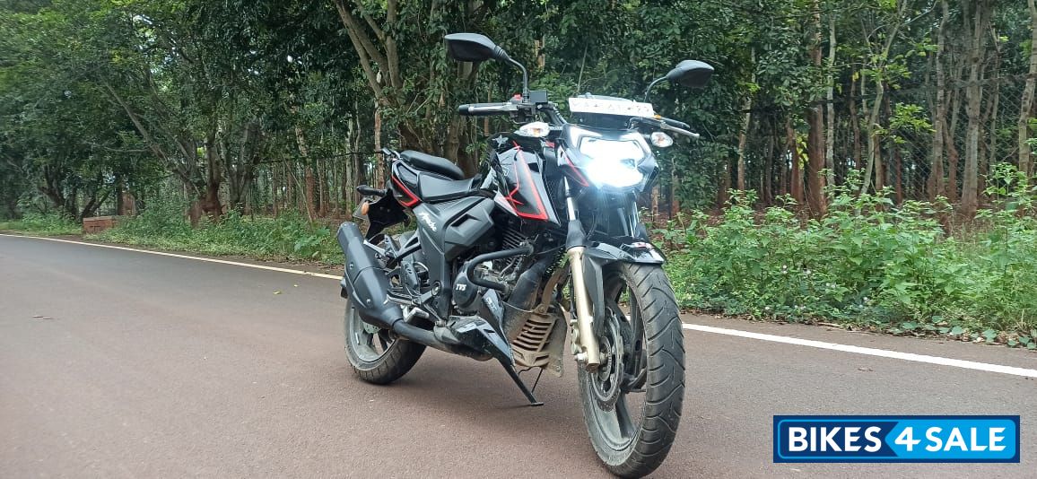 Black TVS Apache RTR 200 4V 2022