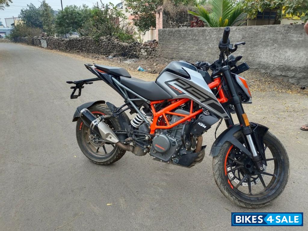 Silver Metallic Matt KTM Duke 250 Silver Metallic Matt KTM Duke 250