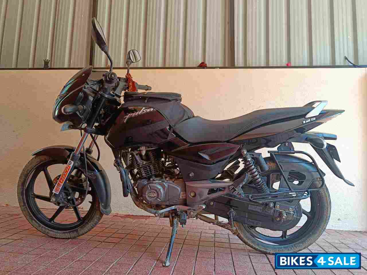 Black Bajaj Pulsar 125 Neon Disc Single Seat