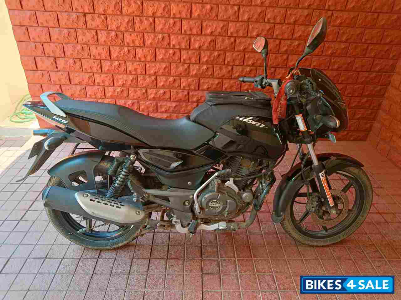 Black Bajaj Pulsar 125 Neon Disc Single Seat Black Bajaj Pulsar 125 Neon Disc Single Seat