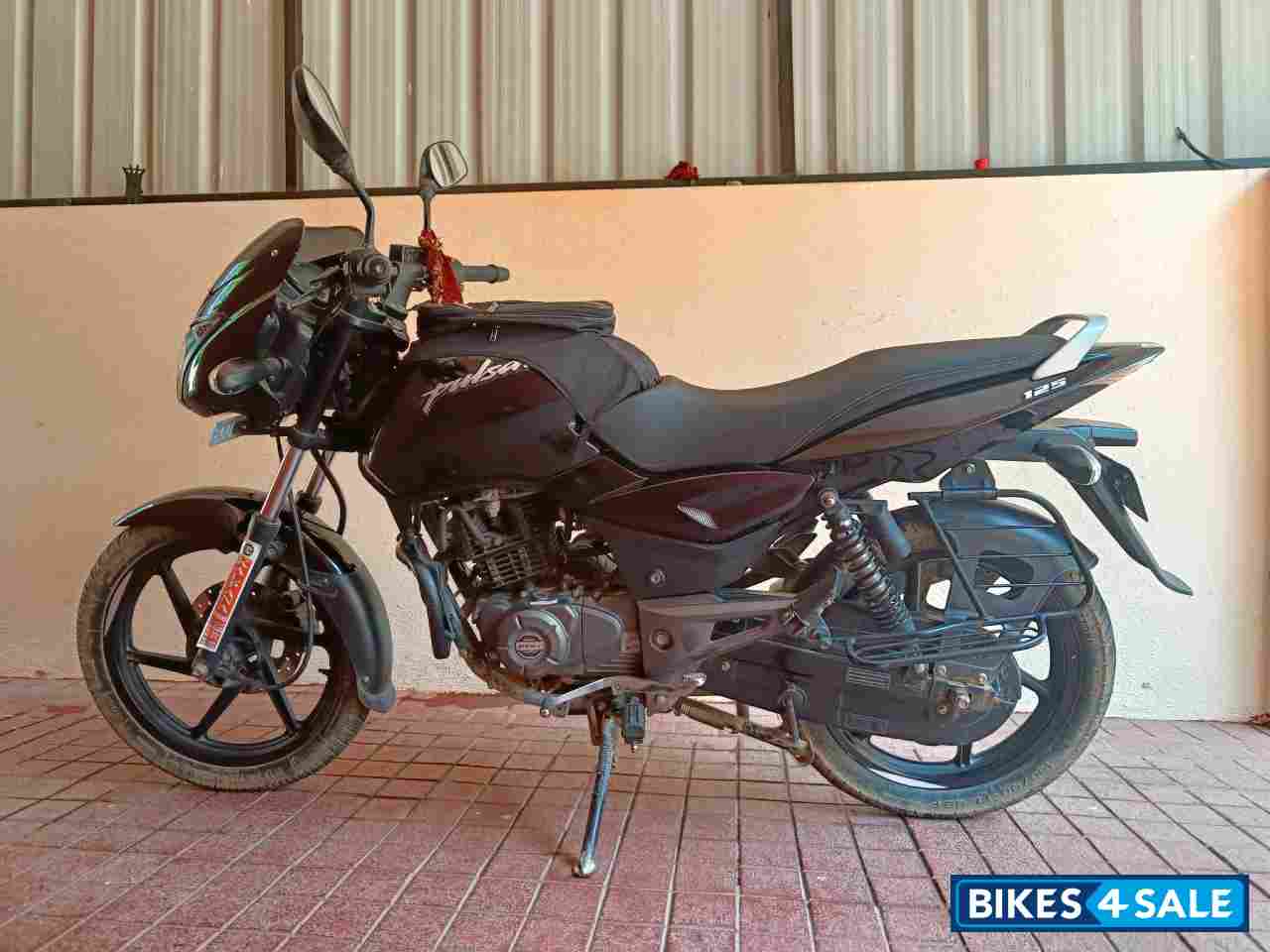 Black Bajaj Pulsar 125 Neon Disc Single Seat Black Bajaj Pulsar 125 Neon Disc Single Seat
