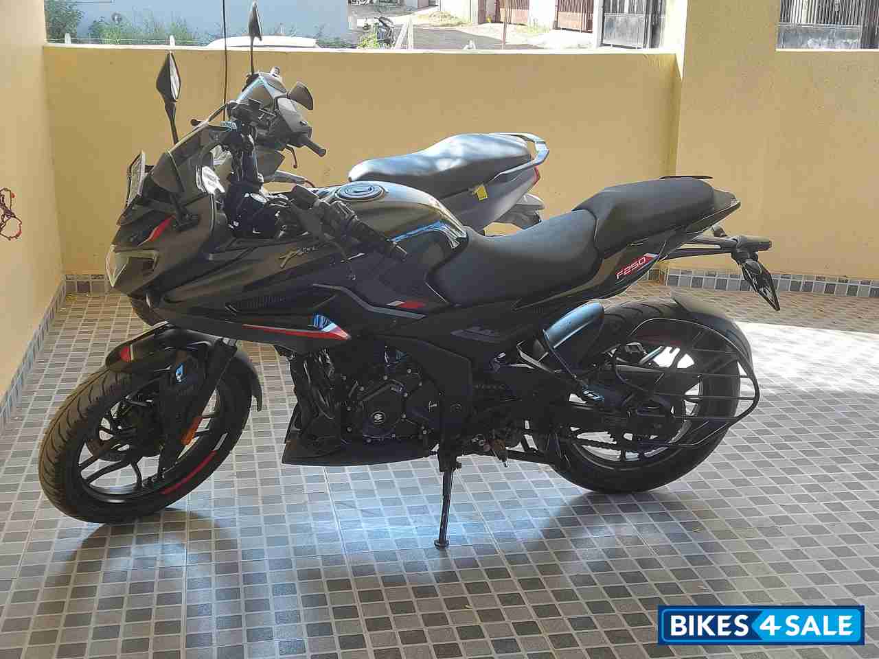 Black Bajaj Pulsar F250 Dual Channel ABS Black Bajaj Pulsar F250 Dual Channel ABS