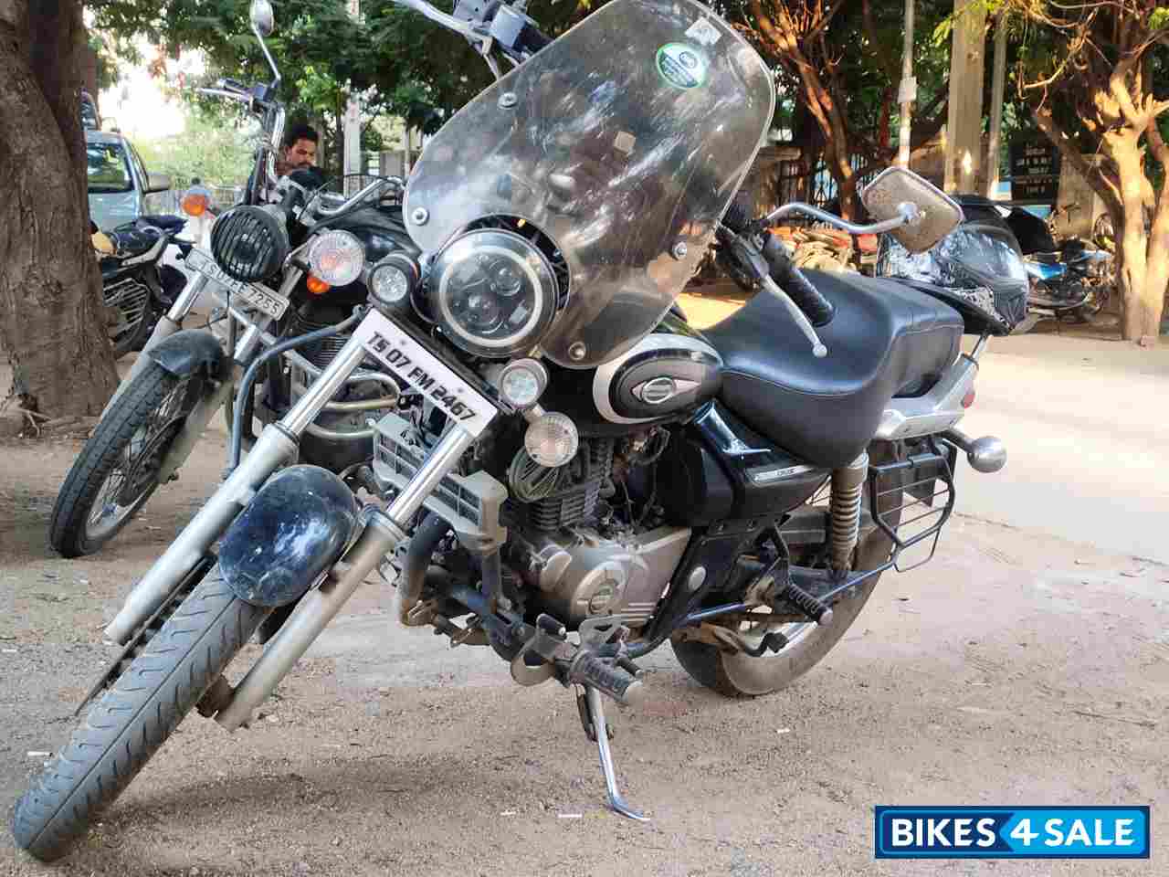 Black Bajaj Avenger Cruise 220