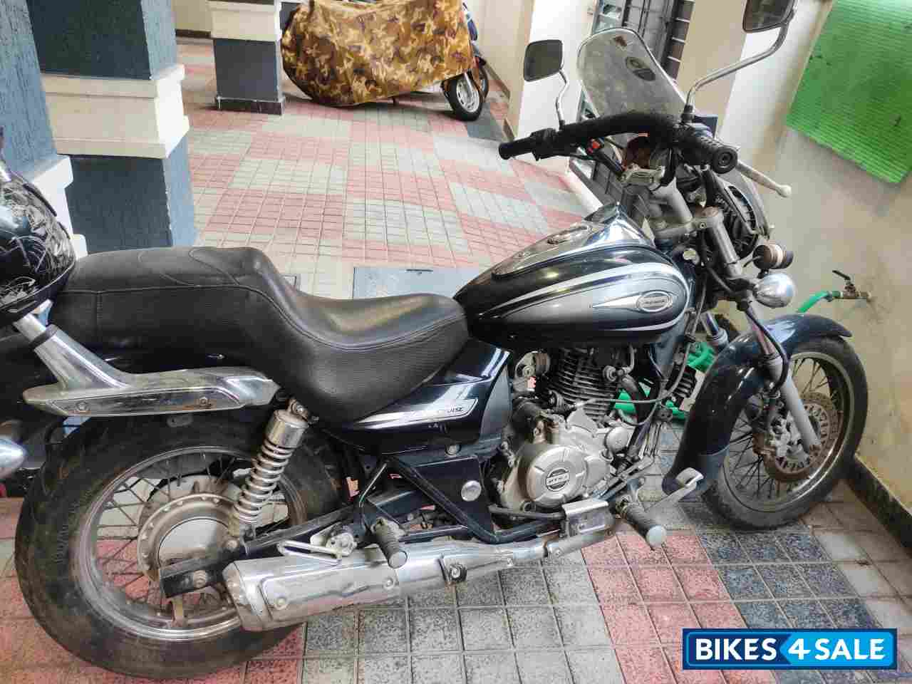 Black Bajaj Avenger Cruise 220