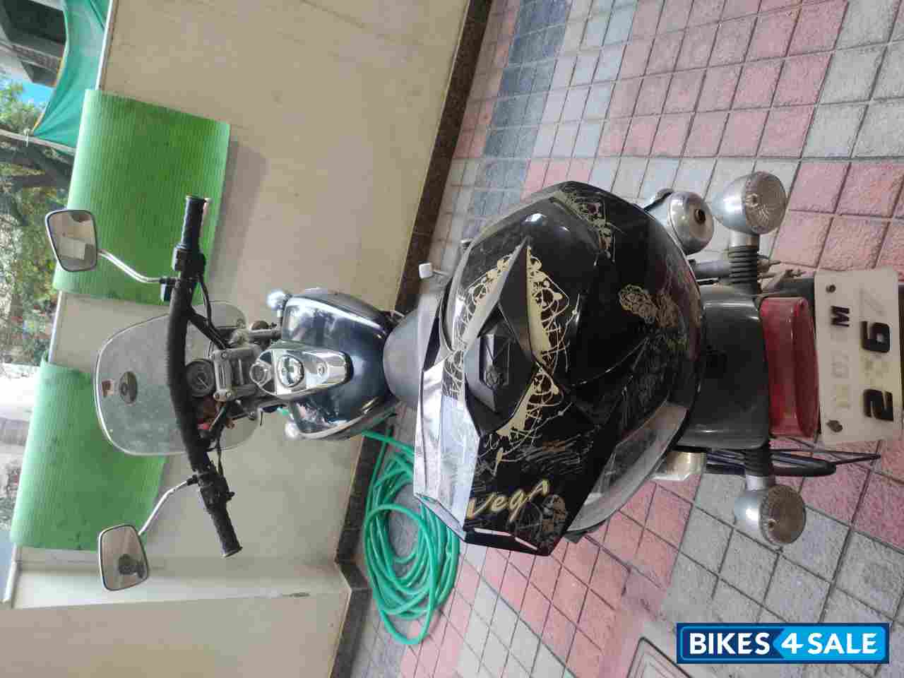 Black Bajaj Avenger Cruise 220