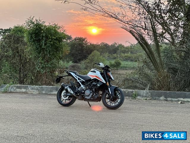 White KTM Duke 390 BS6