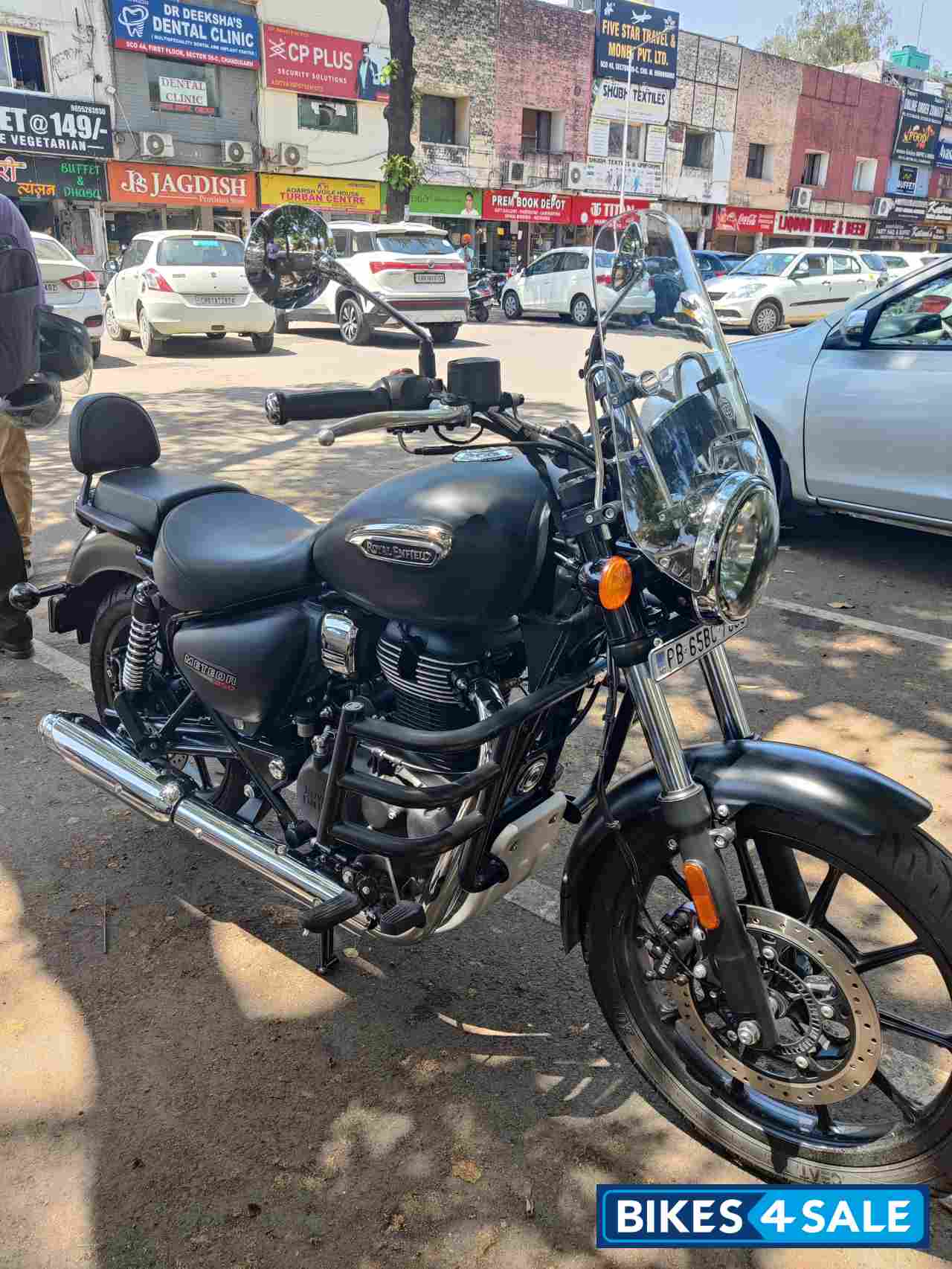Black Royal Enfield Meteor 350 Stellar Black Royal Enfield Meteor 350 Stellar